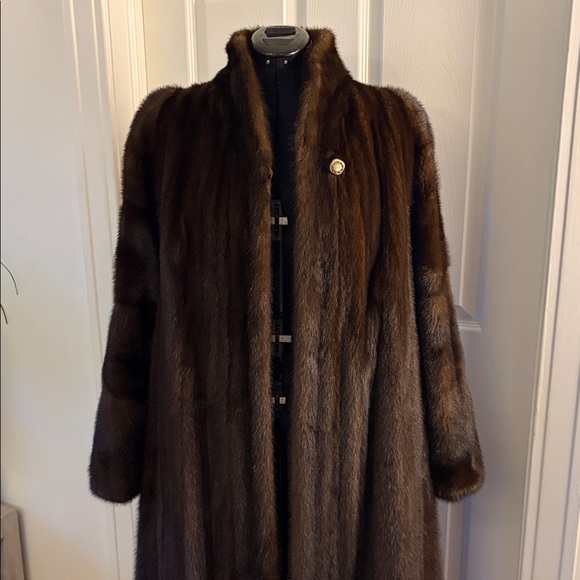 Luxurious Full Length Dark Brown Mink Coat - Picture 9 of 16